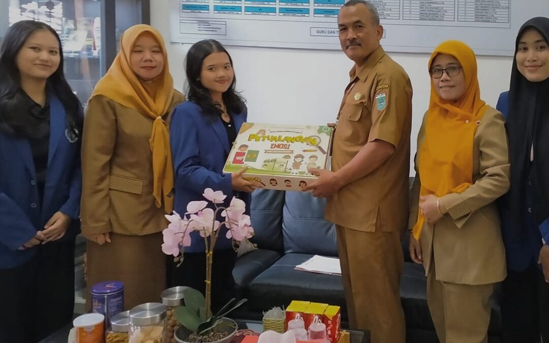 Penyerahan Karya Inovatif Mahasiswa BK untuk SMP Negeri 3 Batu