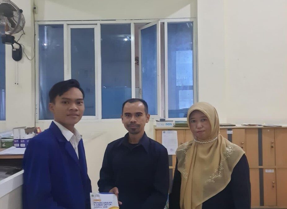 Mahasiswa BK Serahkan Modul Perencanaan Karir untuk Siswa SMK kepada SMK Muhammadiyah 3 Singosari