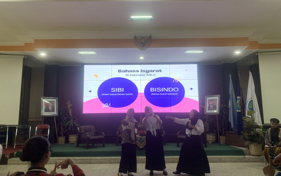 BK UM Gelar Pelatihan Bahasa Isyarat dalam serangkaian PKKMB FIP 2024